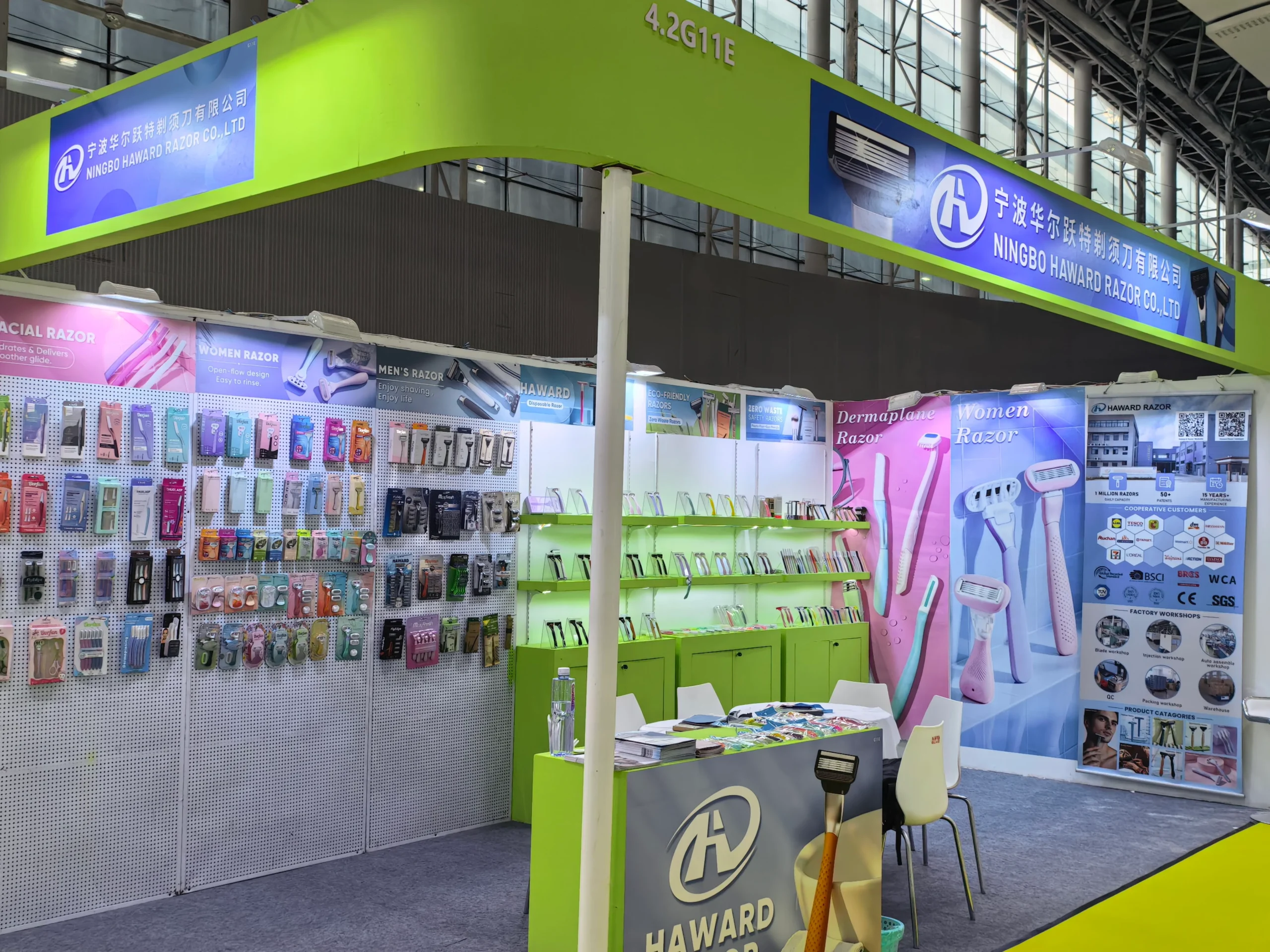 Stand de Haward Razor, 4.2G11E, con maquinillas de afeitar empaquetadas y expositores de productos en la feria CIBE de Guangzhou 2026.