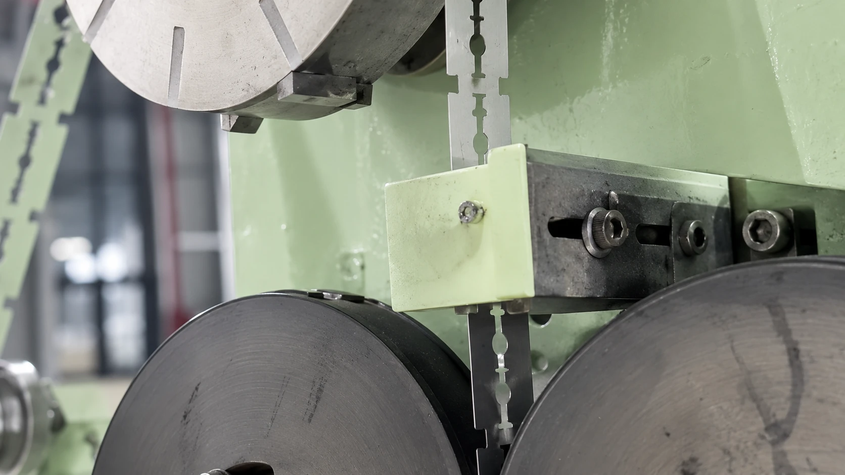 Double edge razor blade grinding and honing during DE blade manufacturing stages