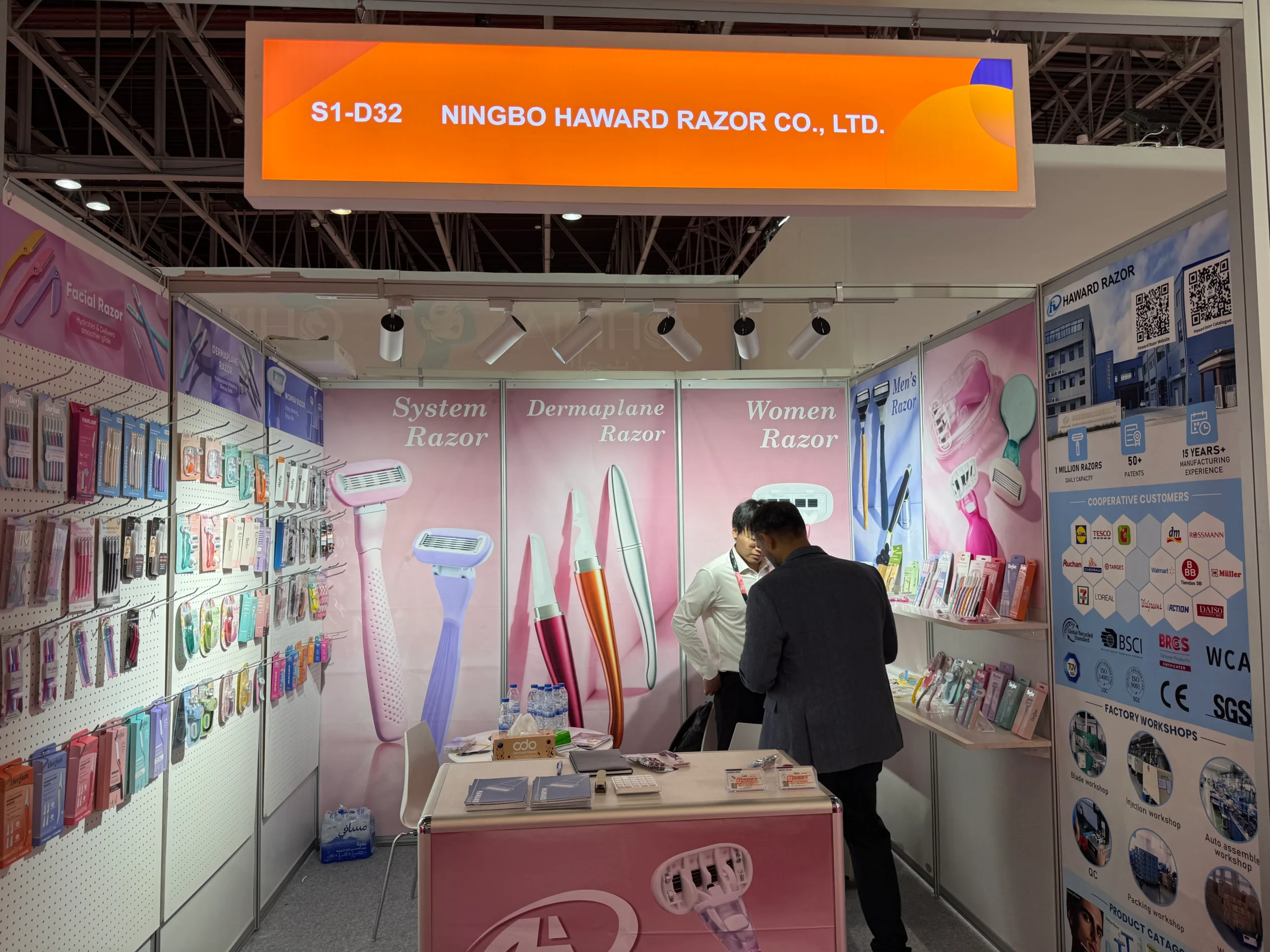 El stand S1-D32 de Haward Razor expone maquinillas de afeitar, maquinillas para mujer y herramientas para el cuidado facial en Beautyworld Dubai 2026.